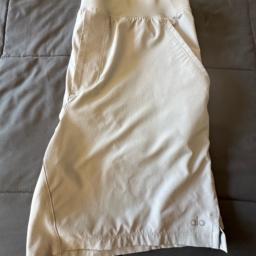 ALO Yoga Men's Silver and Navy Athletic Shorts - Picture 5 of 6